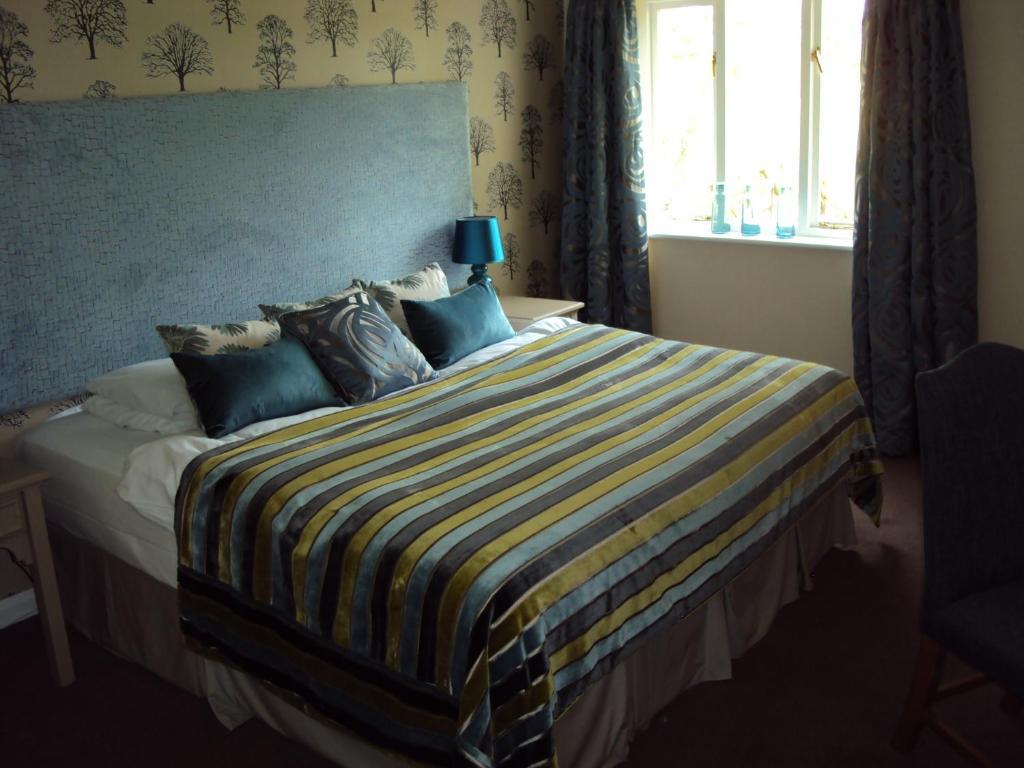 The Crown Of Crucis Country Inn And Hotel Cirencester Room photo