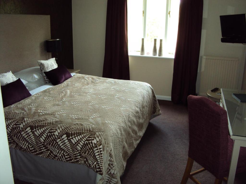 The Crown Of Crucis Country Inn And Hotel Cirencester Room photo