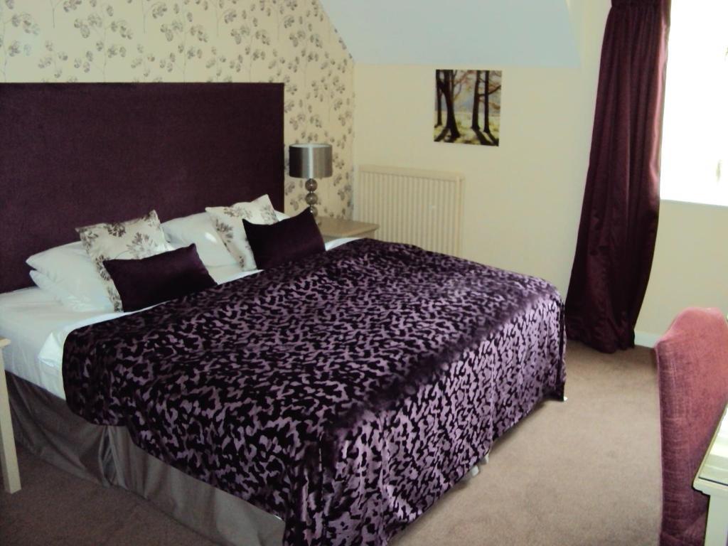 The Crown Of Crucis Country Inn And Hotel Cirencester Room photo