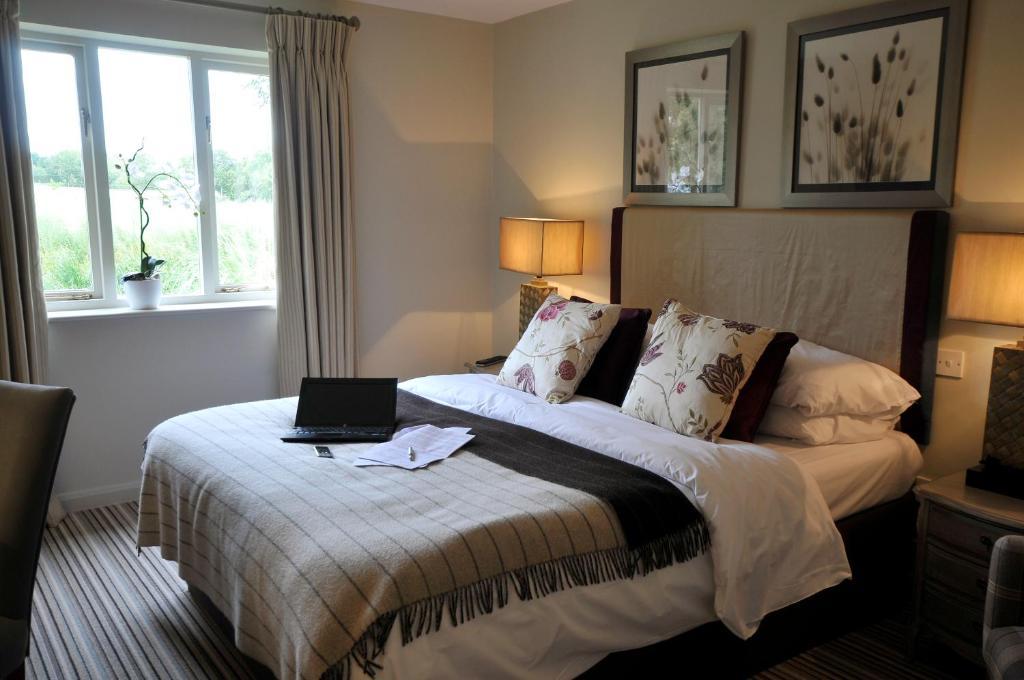 The Crown Of Crucis Country Inn And Hotel Cirencester Exterior photo